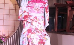 宝宝扶着水池乖乖让爸爸洗头